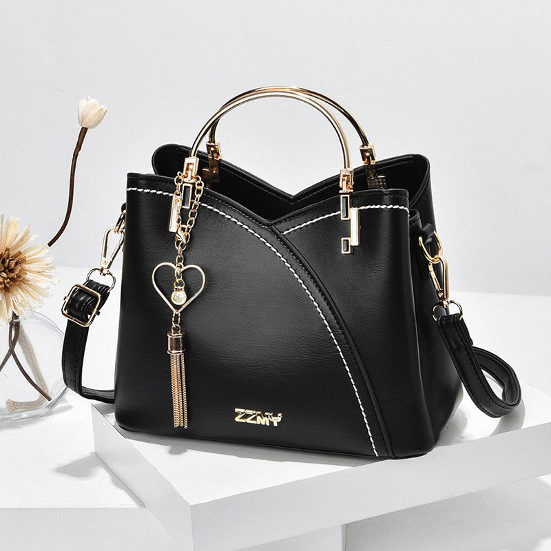 La Melvie Vie Crossbody con Asa Dorada es más que un accesorio: es el detalle que transforma tu presencia en admiración.

Creada para mujeres que no renuncian a la elegancia ni en los momentos más prácticos, la Vie combina organización inteligente con un diseño audaz. Desde el celular hasta el labial, todo encuentra su lugar con discreción y estilo.