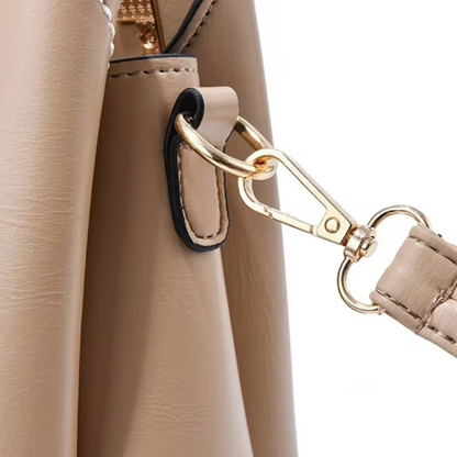 La Melvie Vie Crossbody con Asa Dorada es más que un accesorio: es el detalle que transforma tu presencia en admiración.

Creada para mujeres que no renuncian a la elegancia ni en los momentos más prácticos, la Vie combina organización inteligente con un diseño audaz. Desde el celular hasta el labial, todo encuentra su lugar con discreción y estilo.