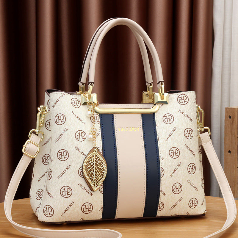 Bolsa cruzada Melvie con diseño sofisticado y elegantes detalles metálicos que aportan estilo y funcionalidad a tu outfit