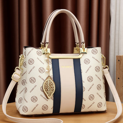 Bolsa cruzada Melvie con diseño sofisticado y elegantes detalles metálicos que aportan estilo y funcionalidad a tu outfit