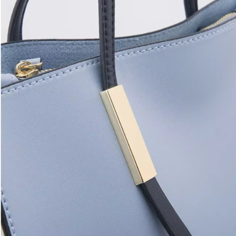 Conjunto de bolsas versátil para mujer Melvie en PU con 4 piezas: tote bag espaciosa, bolso crossbody mediano, bolso pequeño y cartera porta tarjetas. Diseño elegante, práctico y funcional, con interior organizado, cierre de cremallera y forro de poliéster resistente. Ideal para uso diario, trabajo, estudio y ocasiones especiales.