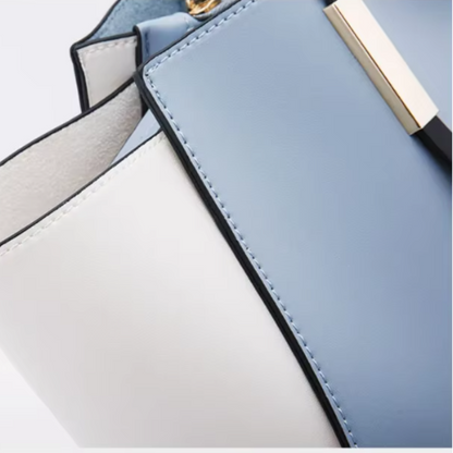 Conjunto de bolsas versátil para mujer Melvie en PU con 4 piezas: tote bag espaciosa, bolso crossbody mediano, bolso pequeño y cartera porta tarjetas. Diseño elegante, práctico y funcional, con interior organizado, cierre de cremallera y forro de poliéster resistente. Ideal para uso diario, trabajo, estudio y ocasiones especiales.